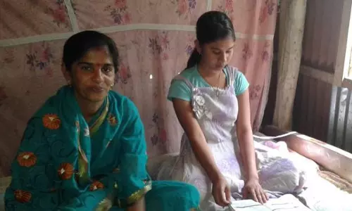 കഠിയ പ്രയത്നത്തിന്റെ കഥയുമായി ഒരമ്മ; മകള്ക്കൊപ്പം പത്താം ക്ലാസ് പരീക്ഷ, മകളേക്കാള് മാര്ക്കും കഠിയ പ്രയത്നത്തിന്റെ കഥയുമായി ഒരമ്മ; മകള്ക്കൊപ്പം പത്താം ക്ലാസ് പരീക്ഷ, മകളേക്കാള് മാര്ക്കും