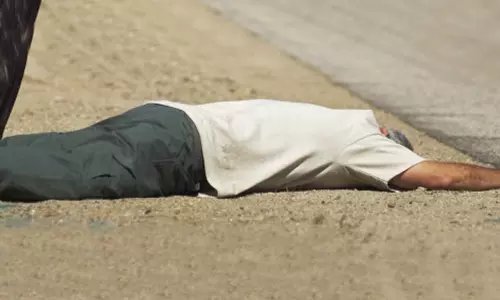 കാറുകള് ഉരഞ്ഞതിന് പൊരിവെയിലത്ത് യുവാക്കളുടെ ശിക്ഷ; സൂര്യാഘാതമേറ്റ് മധ്യവയസ്കന് മരിച്ചു കാറുകള് ഉരഞ്ഞതിന് പൊരിവെയിലത്ത് യുവാക്കളുടെ ശിക്ഷ; സൂര്യാഘാതമേറ്റ് മധ്യവയസ്കന് മരിച്ചു