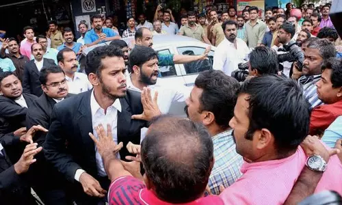 ഹൈക്കോടതിയില്‍ മാധ്യമപ്രവര്‍ത്തകര്‍ക്ക് മര്‍ദ്ദനം: കെയുഡബ്ലുജെ പ്രതിഷേധ ദിനം ആചരിക്കുന്നു