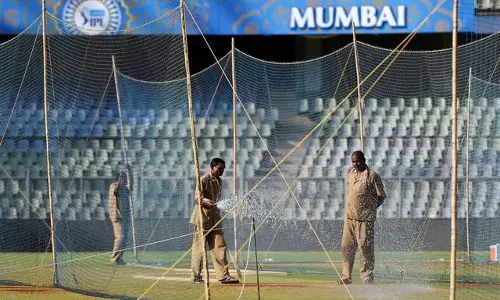 മലിനജലം ശുദ്ധീകരിച്ചാണ് പിച്ച് നനക്കുന്നതെന്ന് ബിസിസിഐ മലിനജലം ശുദ്ധീകരിച്ചാണ് പിച്ച് നനക്കുന്നതെന്ന് ബിസിസിഐ