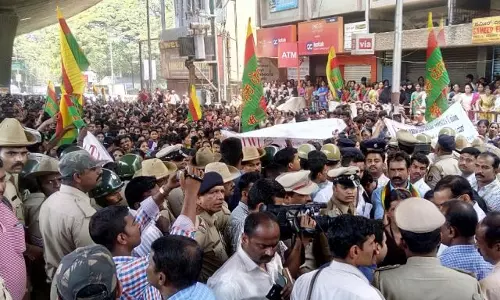 ബംഗളൂരുവില്‍ വസ്ത്രനിര്‍മ്മാണ തൊഴിലാളികളുടെ സമരത്തിനിടെ സംഘര്‍ഷം