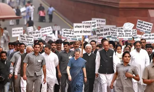 നേതാക്കളെ അറസ്റ്റ് ചെയ്തു;  കോണ്‍ഗ്രസിന്റെ  ജനാധിപത്യസംരക്ഷണ റാലിക്കിടെ പ്രതിഷേധം