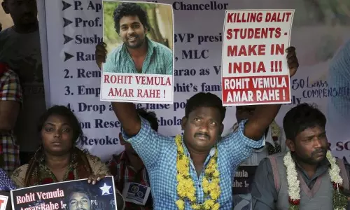 രോഹിത് വെമുലയുടെ മാതാവും സഹോദരനും ബുദ്ധമതം സ്വീകരിച്ചു