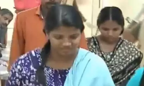 പിണറായിയിലെ കൊലപാതകം: സൌമ്യയെ വീട്ടിലെത്തിച്ച് തെളിവെടുത്തു പിണറായിയിലെ കൊലപാതകം: സൌമ്യയെ വീട്ടിലെത്തിച്ച് തെളിവെടുത്തു