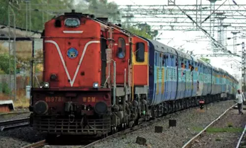 ഇഷ്ടപ്പെട്ട ബെര്‍ത്ത് ലഭിച്ചില്ല; ശിവസേന എംഎല്‍എ ട്രെയിന്‍ തടഞ്ഞിട്ടു