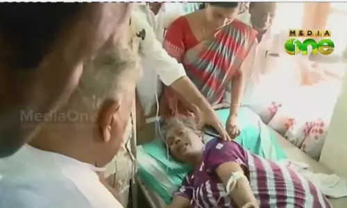 വി എസും ഉമ്മന്ചാണ്ടിയും ജിഷയുടെ അമ്മയെ കണ്ടു വി എസും ഉമ്മന്ചാണ്ടിയും ജിഷയുടെ അമ്മയെ കണ്ടു