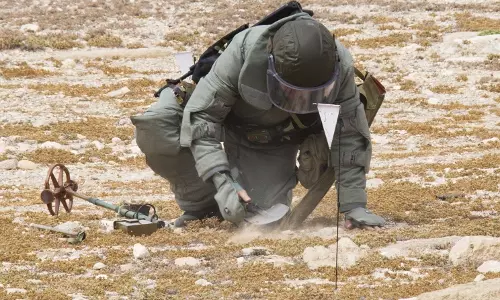 പാല്മിറയില് കുഴിച്ചിട്ട മൈനുകള് റഷ്യന് സൈന്യം നിര്വീര്യമാക്കി തുടങ്ങി പാല്മിറയില് കുഴിച്ചിട്ട മൈനുകള് റഷ്യന് സൈന്യം നിര്വീര്യമാക്കി തുടങ്ങി