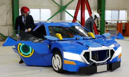 ഞൊടിയിടയില്‍ കാറായി രൂപംമാറുന്ന റോബോട്ടുകള്‍; ട്രാന്‍സ്ഫോര്‍മേഴ്സ് സത്യമായി !