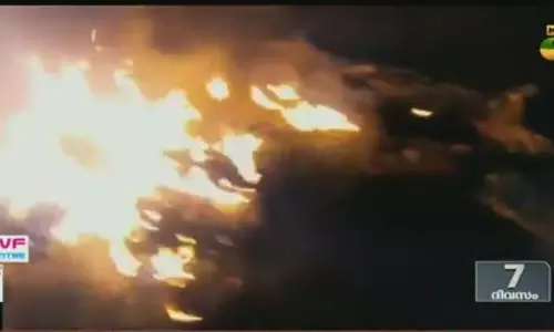 പിണറായിയുടെ ഫ്ലക്സ് ബോര്‍ഡ് തീവെച്ച് നശിപ്പിച്ചു