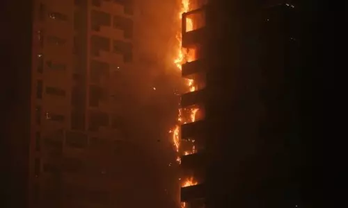 അജ്മാനില് ബഹുനില കെട്ടിടത്തില് അഗ്നിബാധ; ആളപായമില്ല അജ്മാനില് ബഹുനില കെട്ടിടത്തില് അഗ്നിബാധ; ആളപായമില്ല