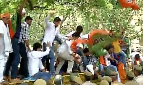 ഡല്‍ഹിയില്‍ സിപിഎം കേന്ദ്ര ഓഫീസിനു നേരെ ബിജെപി ആക്രമണം