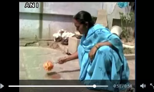 ചൂട് പരിധി വിട്ടു, വെറും നിലത്ത് ഓംലറ്റുണ്ടാക്കുന്ന വീഡിയോ 