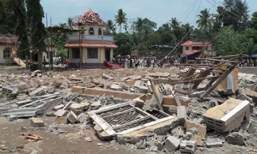 വെടിക്കെട്ടപകടം: കരാറുകാരനെ വീട്ടിലെത്തിച്ച് തെളിവെടുപ്പ് നടത്തി വെടിക്കെട്ടപകടം: കരാറുകാരനെ വീട്ടിലെത്തിച്ച് തെളിവെടുപ്പ് നടത്തി