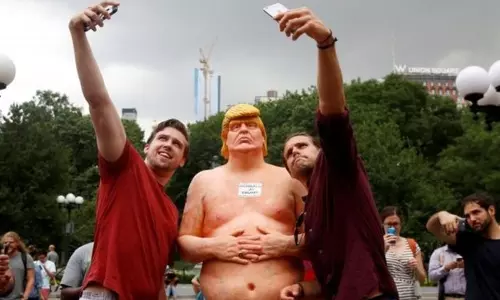 ട്രംപിന്റെ നഗ്നപ്രതികള്‍ സ്ഥാപിച്ച് കലാകാരന്‍മാരുടെ പ്രതിഷേധം