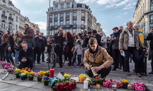 ബ്രസല്സ് ഭീകരാക്രമണത്തില് കൊല്ലപ്പെട്ടവരെ അനുസ്മരിച്ച് ആയിരങ്ങള് ബ്രസല്സ് ഭീകരാക്രമണത്തില് കൊല്ലപ്പെട്ടവരെ അനുസ്മരിച്ച് ആയിരങ്ങള്