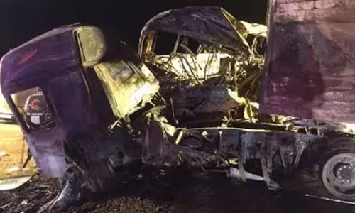 സൗദിയിൽ ട്രക്കും ബസും കൂട്ടിയിടിച്ച് കത്തി 15 പേര് മരിച്ചു സൗദിയിൽ ട്രക്കും ബസും കൂട്ടിയിടിച്ച് കത്തി 15 പേര് മരിച്ചു