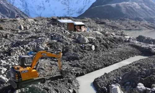 തടാകം വറ്റിച്ച് വെള്ളപ്പൊക്ക ഭീഷണി നേരിടാന് നേപ്പാള് തടാകം വറ്റിച്ച് വെള്ളപ്പൊക്ക ഭീഷണി നേരിടാന് നേപ്പാള്