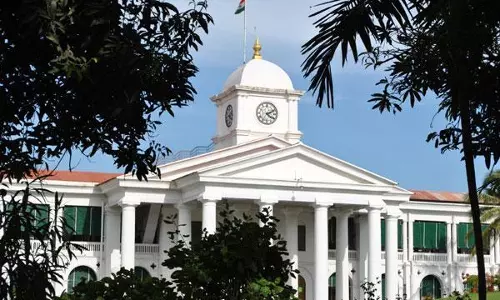 സ്ഥലംമാറ്റം അട്ടിമറിക്കപ്പെടുന്നു; സെക്രട്ടറിയേറ്റിന് മുന്നില്‍ അധ്യാപകരുടെ ക്ലാസെടുപ്പ് സമരം