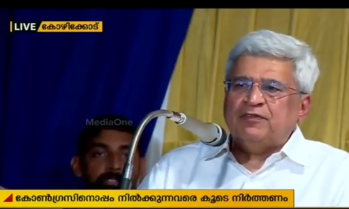 കോണ്‍ഗ്രസ്സിനൊപ്പം നില്ക്കുന്നവരെ അടുപ്പിക്കാനുള്ള ശ്രമമാണ് വേണ്ടതെന്ന്  പ്രകാശ് കാരാട്ട്