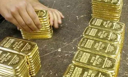 സ്വര്ണക്കടത്ത് കേസില് കോഴ: ജഡ്ജിയുടെ പിന്മാറ്റം അനുചിതമെന്ന് വിദഗ്ധര് സ്വര്ണക്കടത്ത് കേസില് കോഴ: ജഡ്ജിയുടെ പിന്മാറ്റം അനുചിതമെന്ന് വിദഗ്ധര്