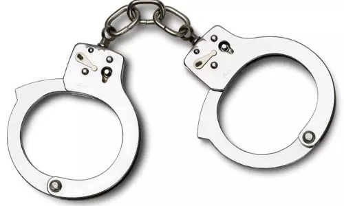 അധിക ലഗേജ് കയറ്റി വിടുന്നതിന് ട്രോളി ജീവനക്കാരന് കൈക്കൂലി നല്‍കിയ മലയാളി പിടിയില്‍