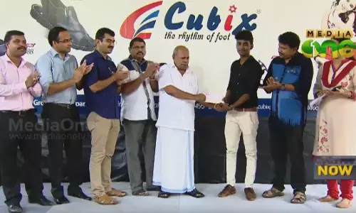 പതിനാലാം രാവ് സീസണ് 4 വിജയി മുഹമ്മദ് അജ്മലിന് സമ്മാനത്തുക കൈമാറി പതിനാലാം രാവ് സീസണ് 4 വിജയി മുഹമ്മദ് അജ്മലിന് സമ്മാനത്തുക കൈമാറി