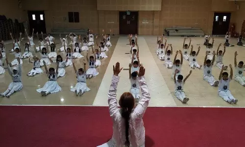 ഖത്തറില് ഇന്ത്യന് എംബസി യോഗാ സദസ്സ് സംഘടിപ്പിച്ചു ഖത്തറില് ഇന്ത്യന് എംബസി യോഗാ സദസ്സ് സംഘടിപ്പിച്ചു