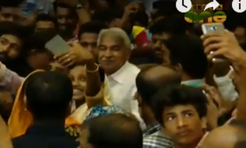 തെരഞ്ഞെടുപ്പ് പ്രചരണത്തിനിടെ ഗ്ലാസ്പൊട്ടി മുഖ്യമന്ത്രിക്കു പരുക്ക്