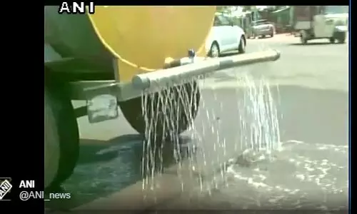 വരള്‍ച്ച ബാധിത പ്രദേശം സന്ദര്‍ശിക്കാനെത്തിയ മുഖ്യമന്ത്രിക്കായി പാഴാക്കിയത് 5000 ലിറ്റര്‍ വെള്ളം