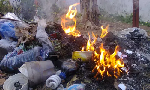 പൊതുസ്ഥലത്ത് പ്ലാസ്റ്റിക് മാലിന്യം കത്തിക്കുന്നത് ഹൈക്കോടതി നിരോധിച്ചു പൊതുസ്ഥലത്ത് പ്ലാസ്റ്റിക് മാലിന്യം കത്തിക്കുന്നത് ഹൈക്കോടതി നിരോധിച്ചു