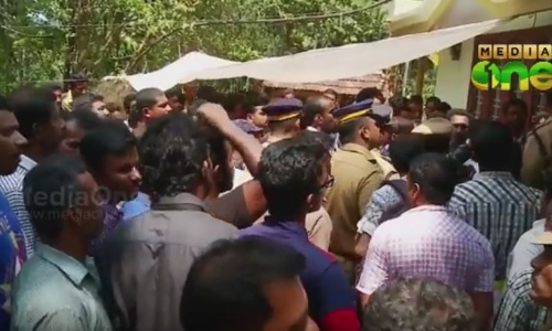 കര്‍ഷകന്റെ ആത്മഹത്യക്ക് കാരണമായവര്‍ക്കെതിരെ നടപടി ആവശ്യപ്പെട്ട് പ്രതിഷേധം