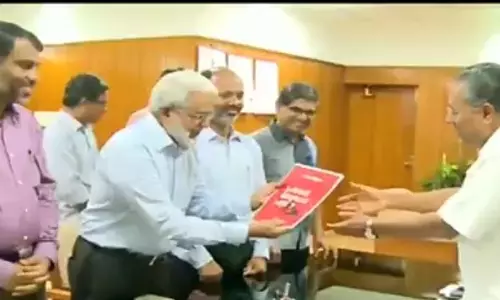 ഗള്‍ഫ് മാധ്യമത്തിന്റെ പ്രവാസി അവകാശ പത്രിക മുഖ്യമന്ത്രിക്ക് കൈമാറി