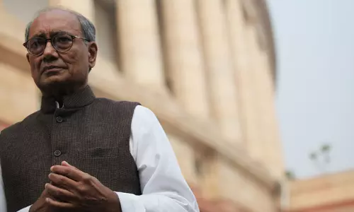 മോദിയുടെ ചായ കുടിച്ചവരോ ബിരുദത്തിന് ഒപ്പം പഠിച്ചവരോ ഉണ്ടെങ്കില്‍  രണ്ടു ലക്ഷം പ്രതിഫലം: ദിഗ്‌വിജയ് സിങ്