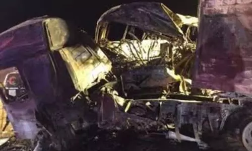 റിയാദില് ഉംറ സംഘം സഞ്ചരിച്ച ബസ് അപകടത്തില് പെട്ട് അഞ്ച് മരണം റിയാദില് ഉംറ സംഘം സഞ്ചരിച്ച ബസ് അപകടത്തില് പെട്ട് അഞ്ച് മരണം