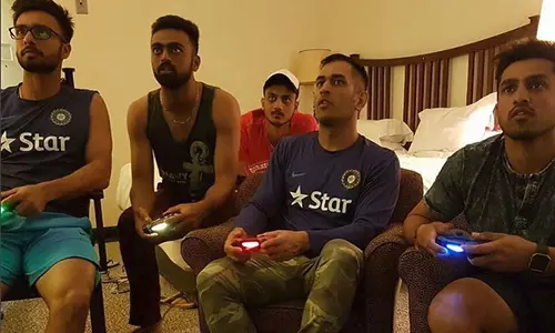 പൊലീസ് ബൈക്കില്‍ ധോണി