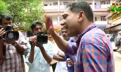 ഋഷിരാജ് സിങിന്റെ വാര്ത്താസമ്മേളനത്തില് നുഴഞ്ഞുകയറിയ കഞ്ചാവ് കേസ് പ്രതി പിടിയില് ഋഷിരാജ് സിങിന്റെ വാര്ത്താസമ്മേളനത്തില് നുഴഞ്ഞുകയറിയ കഞ്ചാവ് കേസ് പ്രതി പിടിയില്