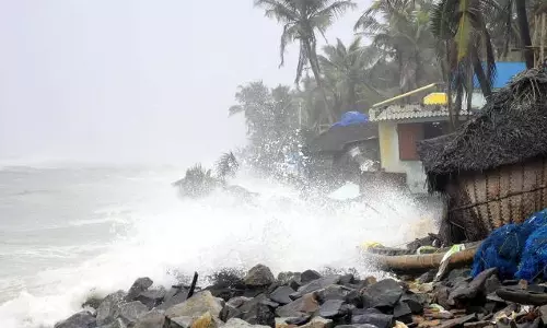 കടലാക്രമണം: ആലപ്പുഴയിലെ തീരപ്രദേശത്ത് ദുരിതം