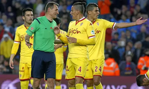 ആറുഗോളില് മൂന്നും പെനല്റ്റി, റഫറിയുടെ പിഴവുകള് നിറഞ്ഞ ബാഴ്സ ഗിഹോണി മത്സരം ആറുഗോളില് മൂന്നും പെനല്റ്റി, റഫറിയുടെ പിഴവുകള് നിറഞ്ഞ ബാഴ്സ ഗിഹോണി മത്സരം