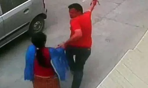 24കാരിയെ ഓഫീസിന് പുറത്തേക്ക് വലിച്ചിറക്കി ക്രൂരമായി പീഡിപ്പിക്കുന്ന ദൃശ്യങ്ങള് സിസിടിവിയില് 24കാരിയെ ഓഫീസിന് പുറത്തേക്ക് വലിച്ചിറക്കി ക്രൂരമായി പീഡിപ്പിക്കുന്ന ദൃശ്യങ്ങള് സിസിടിവിയില്