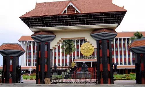 നിയമസഭക്കു മുന്നില് പ്രതിപക്ഷ എംഎല്എമാരുടെ സത്യാഗ്രഹം നിയമസഭക്കു മുന്നില് പ്രതിപക്ഷ എംഎല്എമാരുടെ സത്യാഗ്രഹം