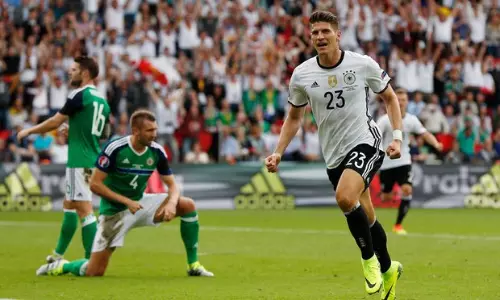 ലോകചാമ്പ്യന്മാർ കളിച്ചു കടന്നു കൂടി 