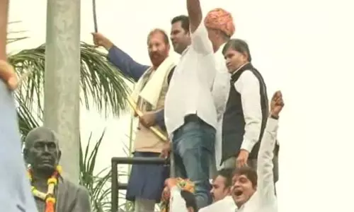 സര്‍ദാര്‍ പട്ടേലിന്‍റെ പ്രതിമക്ക് കളിതോക്ക് മാലയിട്ട് വന്‍സാര