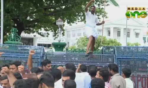 യൂത്ത് കോണ്‍ഗ്രസിന്റെ സെക്രട്ടറിയേറ്റ് മാര്‍ച്ചിന് നേരെ ജലപീരങ്കി പ്രയോഗം