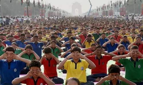 യോഗ മതപരമായ ആചാരമല്ലെന്ന് നരേന്ദ്രമോദി യോഗ മതപരമായ ആചാരമല്ലെന്ന് നരേന്ദ്രമോദി