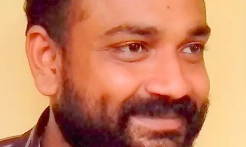 വില്ലേജ് ഓഫീസറെ ബന്ദിയാക്കി മണല്‍ ലോറി മോചിപ്പിച്ചു; രണ്ടു പേര്‍ അറസ്റ്റില്‍