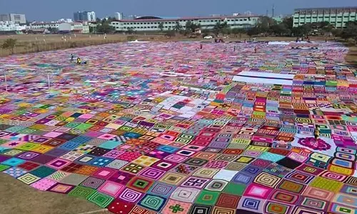 ഭീമന്‍ ബ്ലാങ്കറ്റ് ഗിന്നസ്ബുക്കില്‍; അഭിമാനത്തോടെ 51 ഇന്ത്യന്‍ പ്രവാസി വനിതകളും