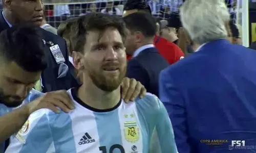 കളിക്കളത്തില്‍ വിങ്ങിപ്പൊട്ടി മെസി