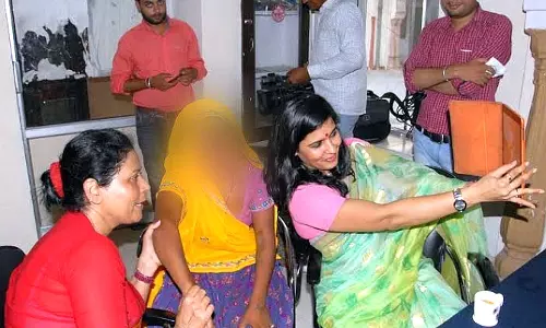 ബലാത്സംഗത്തിനിരയായ യുവതിക്കൊപ്പമുള്ള സെല്‍ഫി വൈറല്‍; വനിതാകമ്മീഷന്‍ വിവാദത്തില്‍