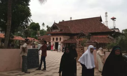 ആദ്യമായി സ്ത്രീകള്‍ക്ക് സന്ദര്‍ശനമനുവദിച്ച് താഴത്തങ്ങാടി ജുമാമസ്ജിദ്