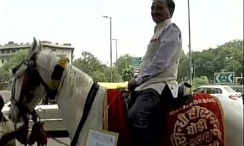 പൊലൂഷന്‍ ഫ്രീ വെഹിക്കിള്‍: എം പി പാര്‍ലമെന്റിലെത്തിയത് കുതിരപ്പുറത്ത്